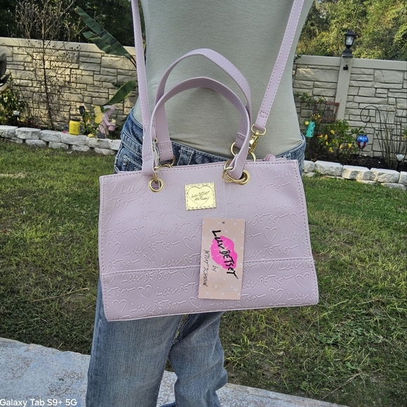 BETSEY JOHNSON LIGHT PINK EMBOSSED LOGO LUV BETSEY SATCHEL w/GROMMETS - Picture 6 of 6